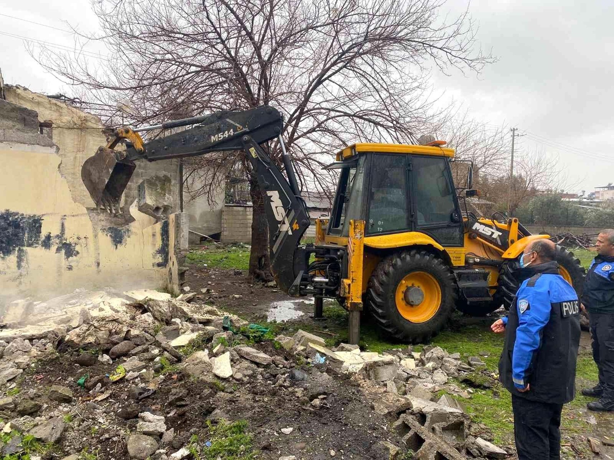 Osmaniye\'de metruk binaların yıkımına devam ediliyor