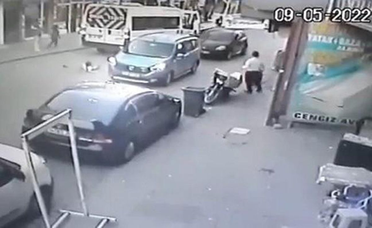 Ataşehir'de otomobilin çarptığı çocuk yola savruldu...Kaza anı kamerada
