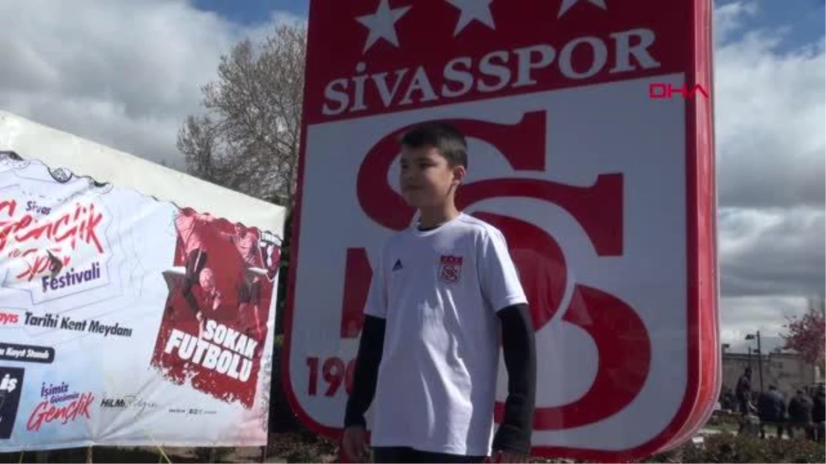 SPOR Afgan Sivasspor taraftarı küçük Eyüp, Alanyaspor maçı için Sivas\'a geldi