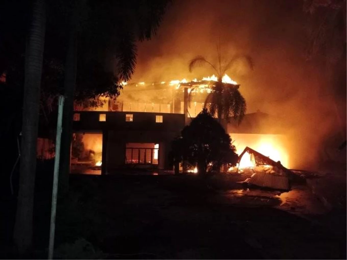 Sri Lanka\'da göstericiler başbakanın ve siyasilerin evlerini yaktı