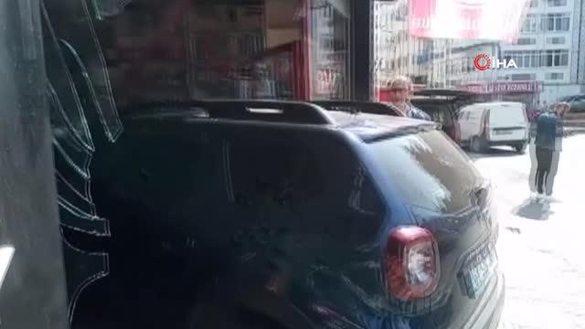 Ticari taksiyle çarpışan araç, kırtasiye dükkanına böyle girdi