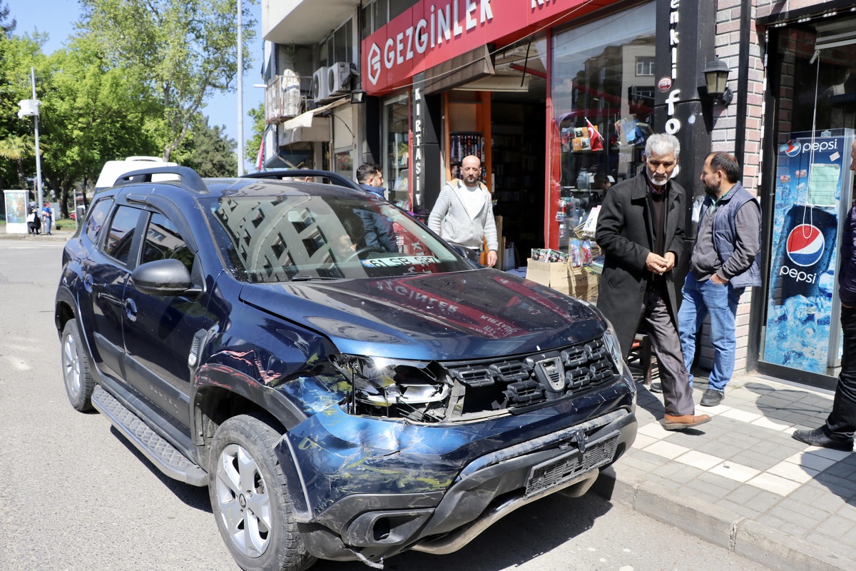 Trabzon\'da zincirleme kazaya karışan araç iş yerine girdi