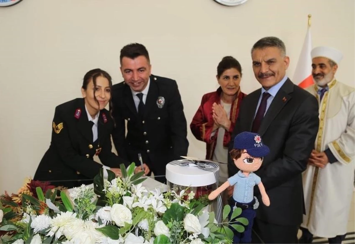 Son dakika haberleri: Tunceli\'de jandarma gelin ile polis damat nikah masasına üniformayla oturdu