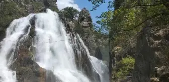 Uçansu Şelalesi'nde bahar canlılığı