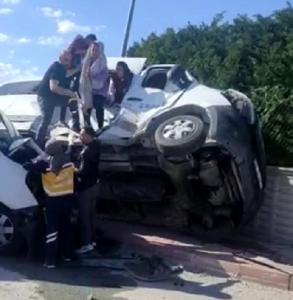 Son dakika! 14 kişinin yaralandığı okul servislerinin kazasına soruşturma