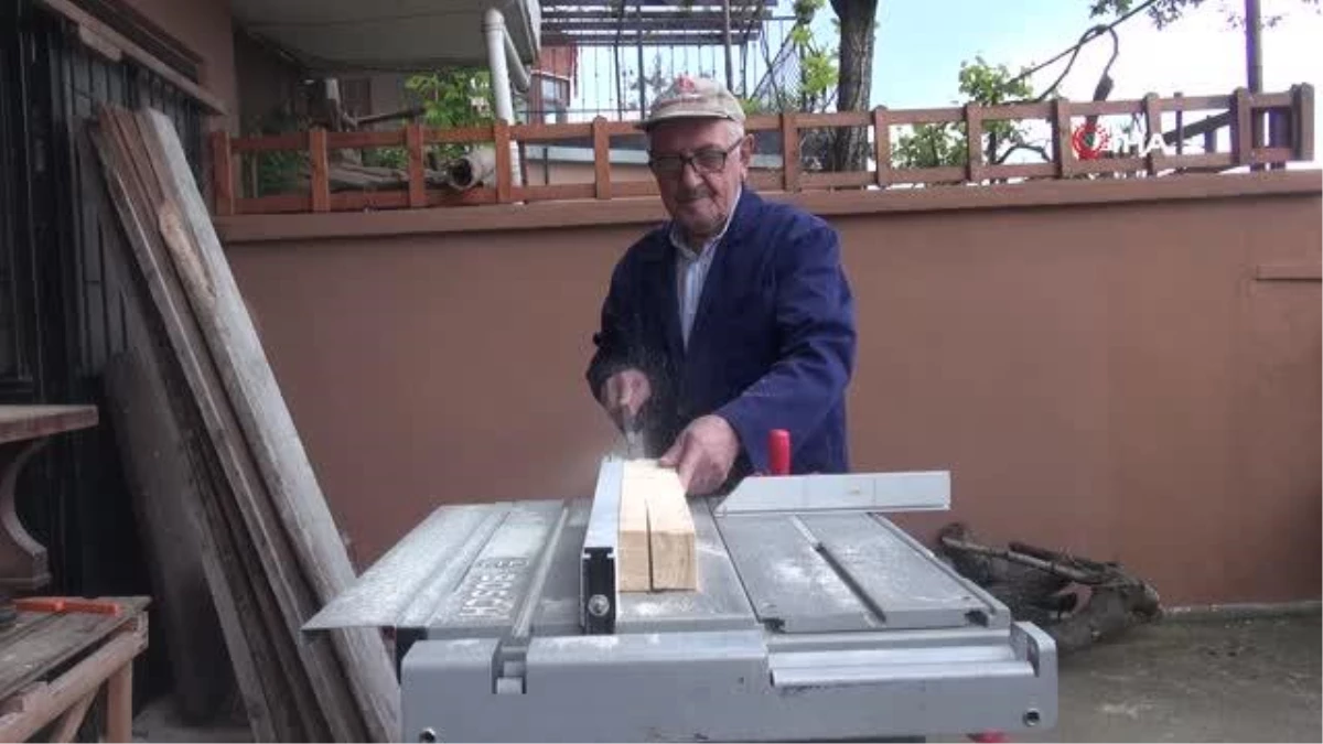 83 yaşındaki marangoz, eskiye olan özlemini tarımda kullanılan malzemelerin oyuncaklarını yaparak gideriyor