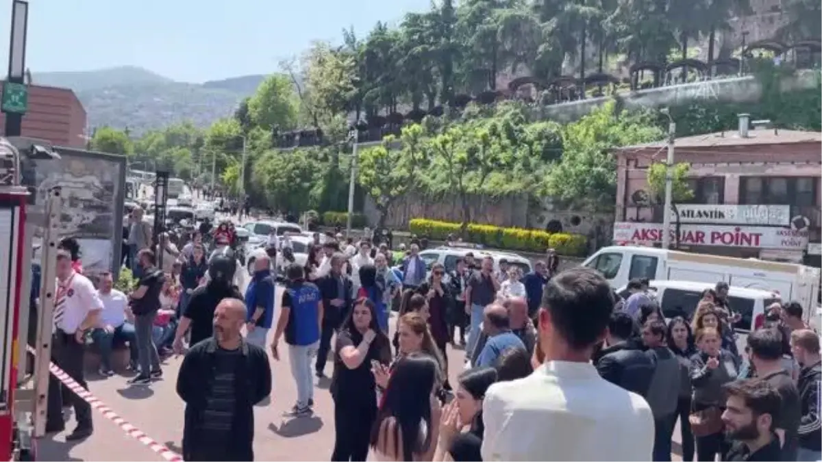 AVM'de, bir mağazada çökme meydana geldi (3)