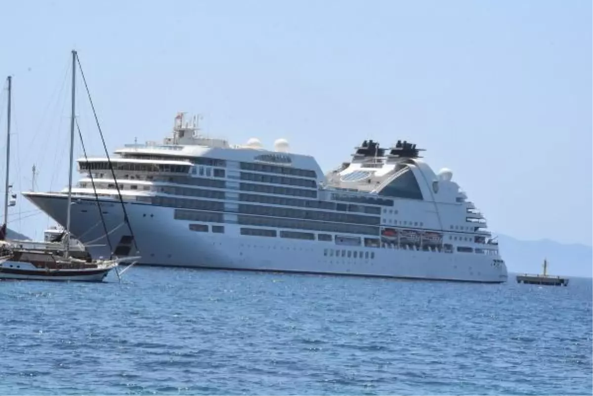 BODRUM\'A 2 YOLCU GEMİSİ VE 1 LÜKS YAT GELDİ