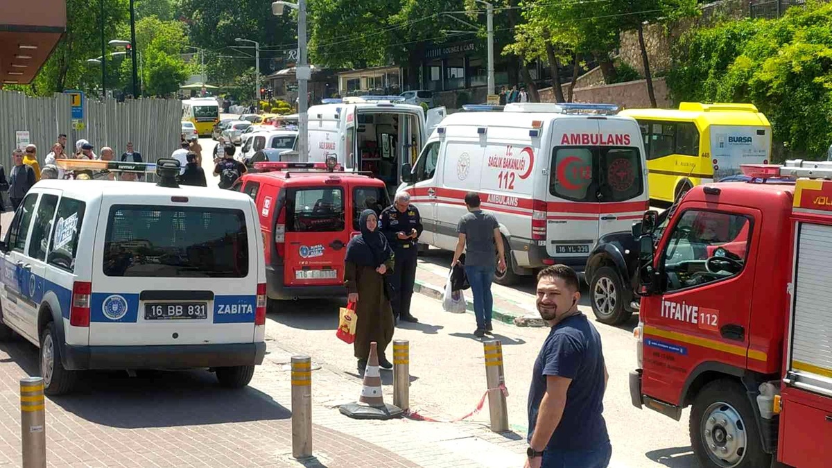 Bursa\'da AVM\'de çökme meydana geldi, AFAD ekipleri sevk edildi