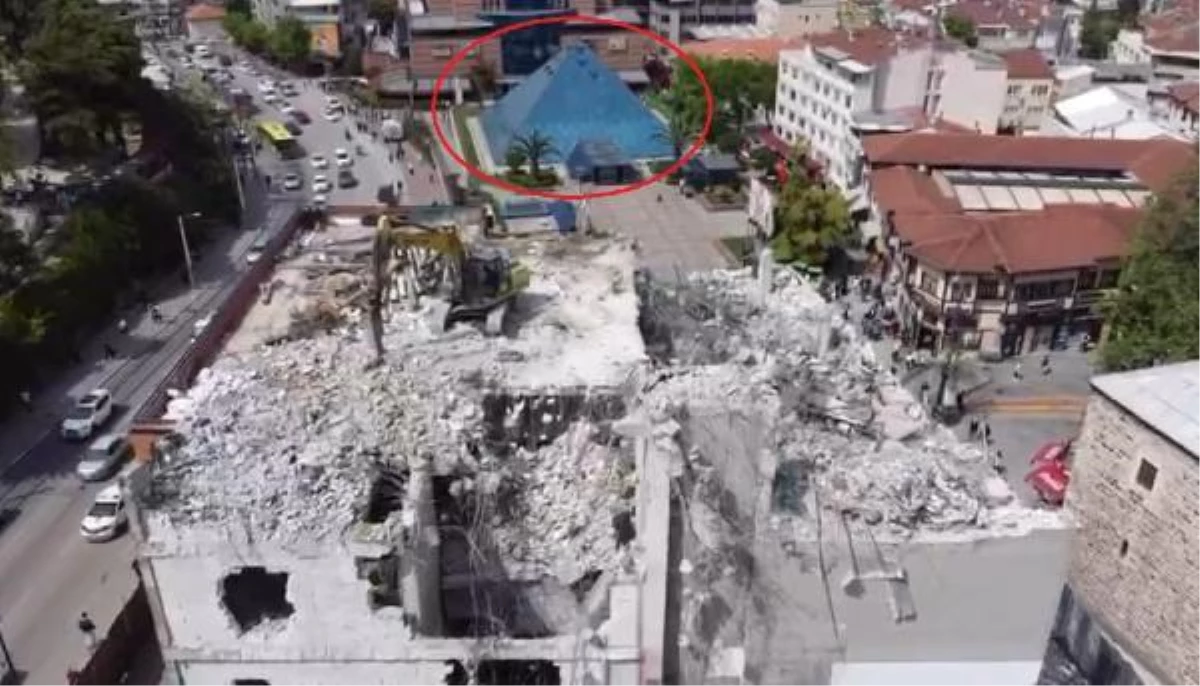 Bursa\'da AVM\'deki mağazanın tavanı çöktü; enkazda arama yapılıyor (3)
