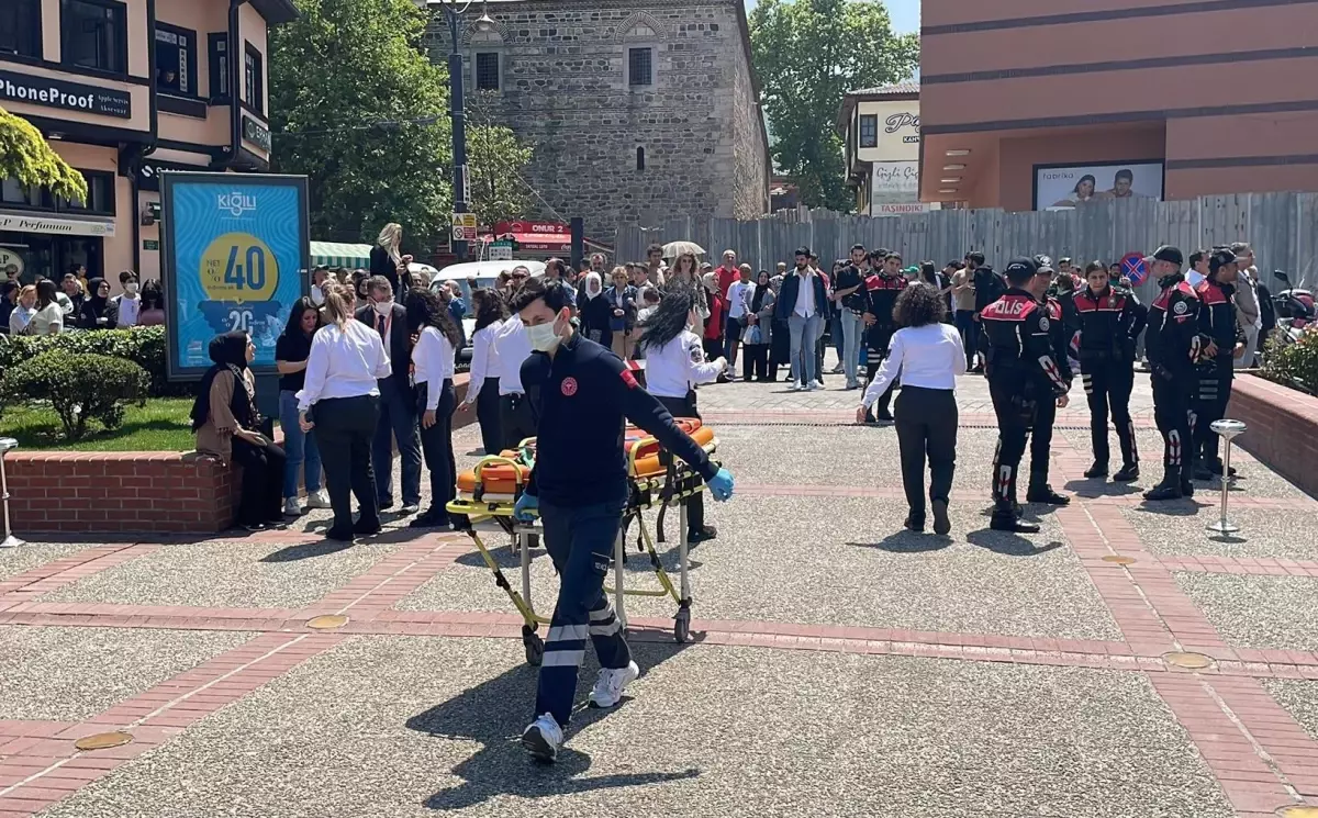 Bursa'daki AVM'de bir mağazada çökme meydana geldi