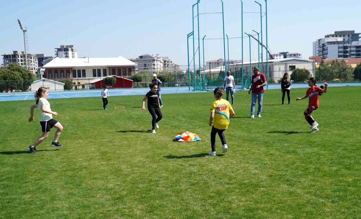 Çocuklar Dünya Atletizm Gününde hem eğlendi hem yarıştı