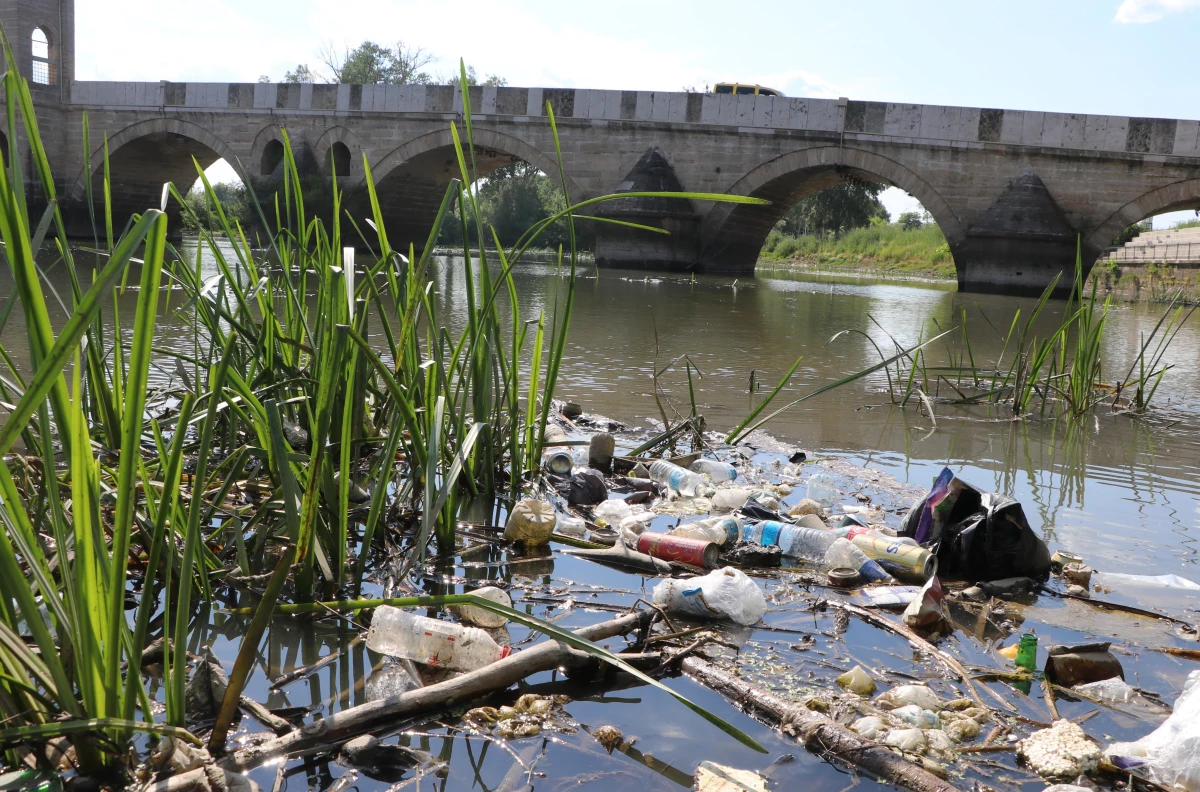 Debisi düşen Tunca\'da, nehre atılan çöpler görünür hale geldi