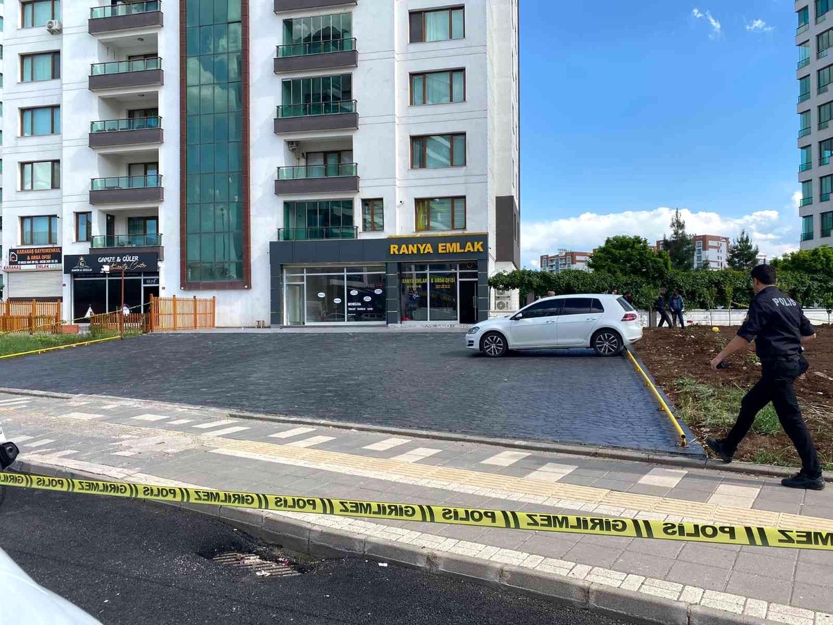 Son dakika haber: Diyarbakır\'da alacak verecek meselesi yüzünden çıktığı değerlendirilen silahlı kavgada bir kişi yaralanırken, olay anında seyir halinde olan öğrenci...