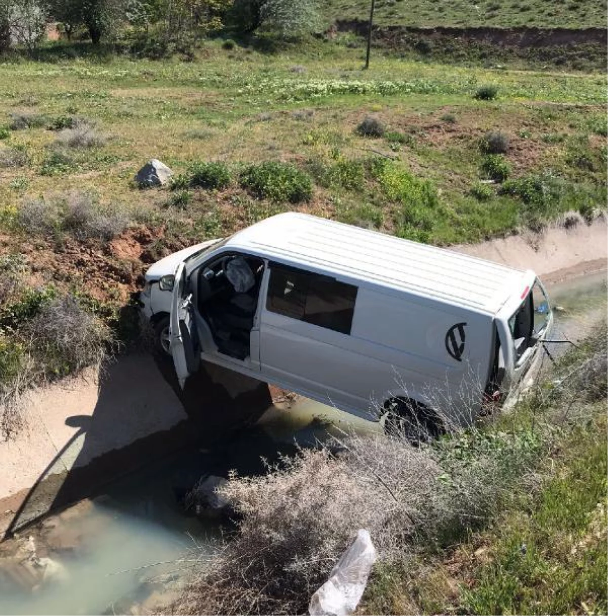 Ehliyetsiz sürücünün kullandığı minibüs sulama kanalına uçtu: 3 yaralı