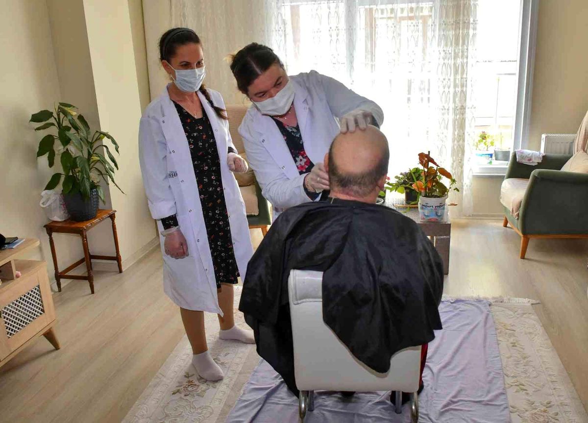 Esenyurt Belediyesi \'Evde Kişisel Bakım ve Kuaförlük\' hizmetine devam ediyor
