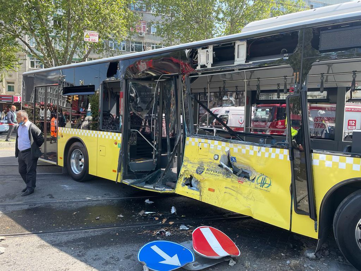 Fatih\'te tramvay ile İETT otobüsü çarpıştı