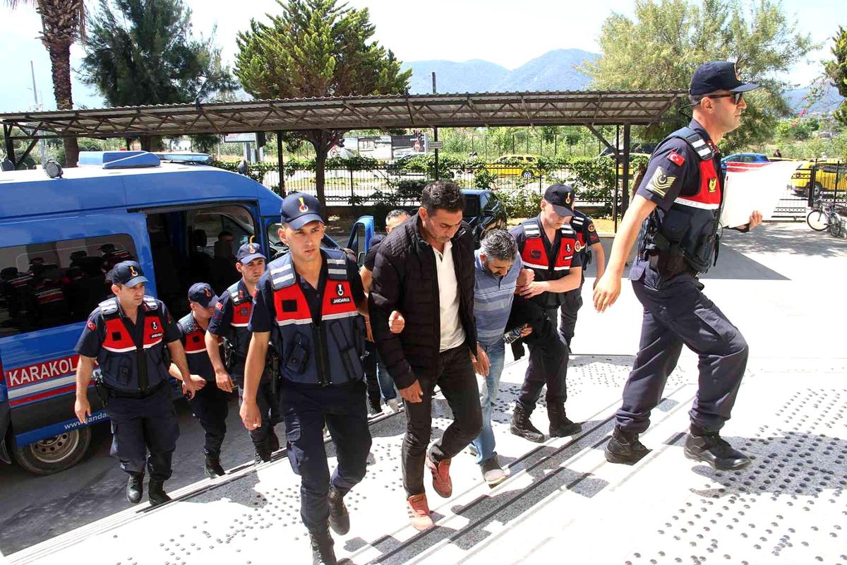 Son Dakika | Fethiye\'de göçmen kaçakçılığı iddiasıyla 2 şüpheli tutuklandı