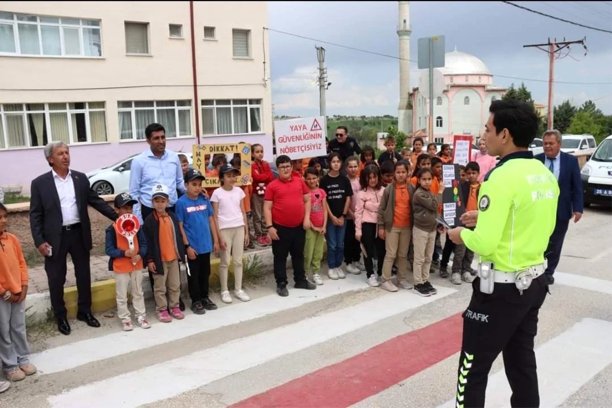 Günyüzü ilçesinde öğrencilere yayalar için güvenli trafik eğitimi verildi