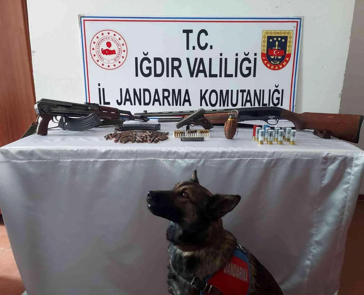 Iğdır\'da kalaşnikof silah ve parça tesirli el bombası ele geçirildi