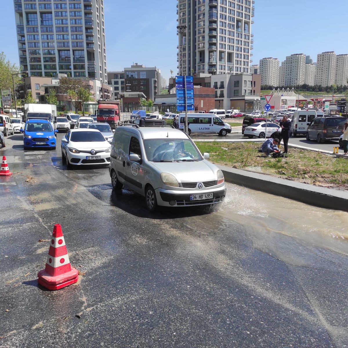 İSKİ\'nin patlayan borusu yolu su altında bıraktı