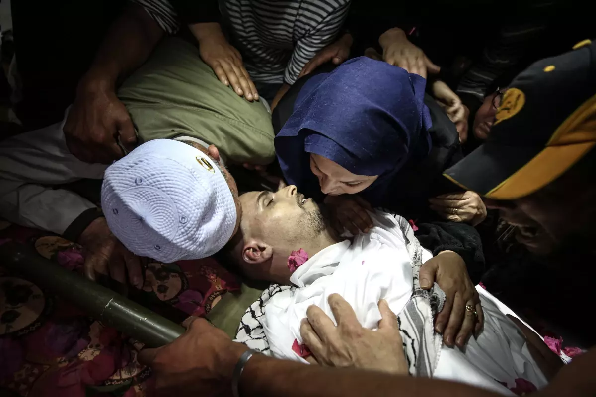 İsrail güçlerinin öldürdüğü Filistinli, Gazze'de toprağa verildi