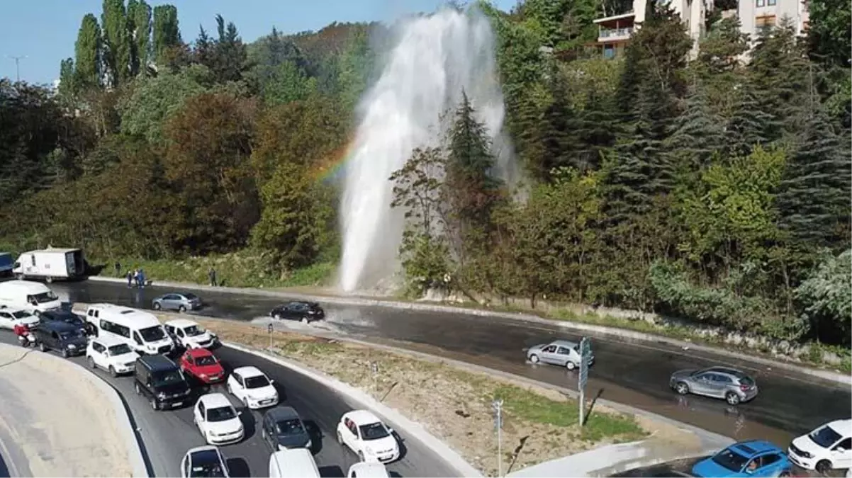 Başakşehir\'de su borusu patladı! Yollar göle döndü