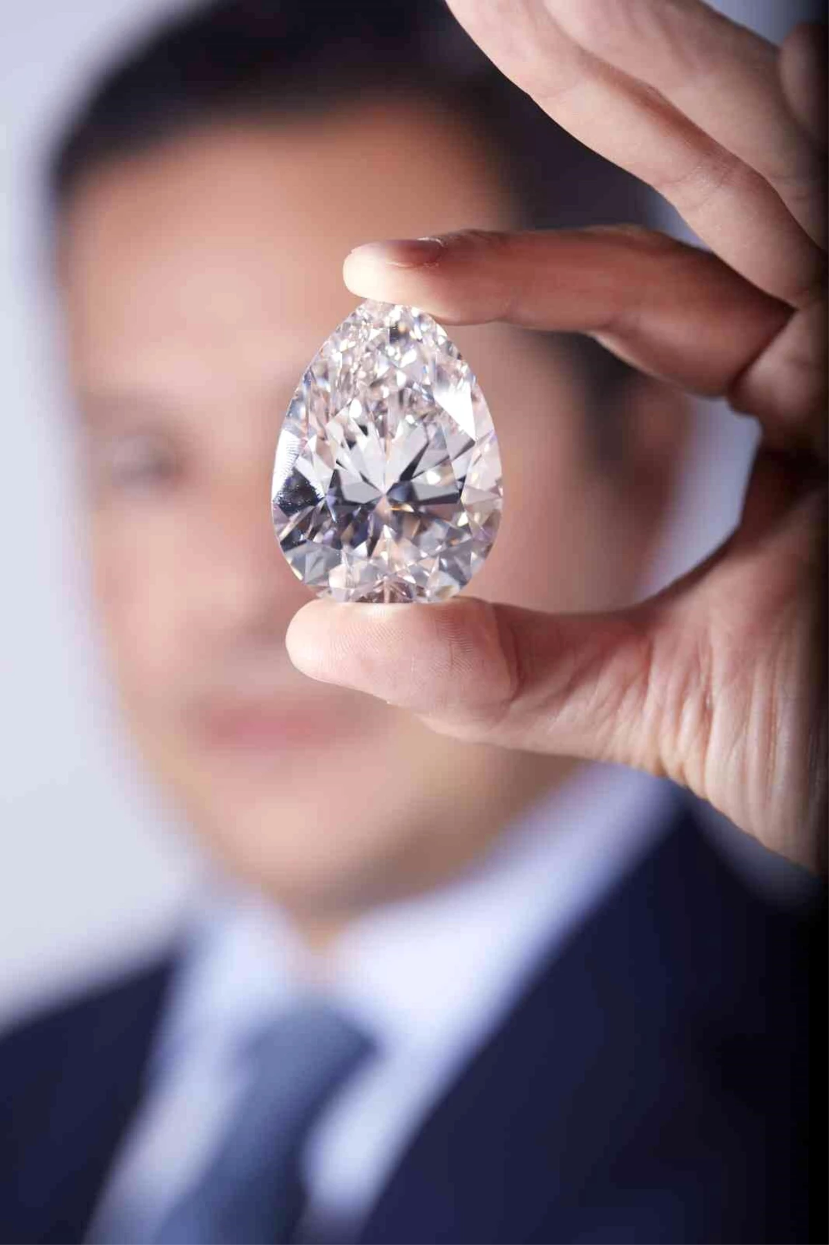İsviçre\'deki müzayedede 228,31 karatlık elmas yaklaşık 19 milyon dolara alıcı bulduThe Rock şimdiye kadar bir müzayedede satılan en büyük beyaz elmas...