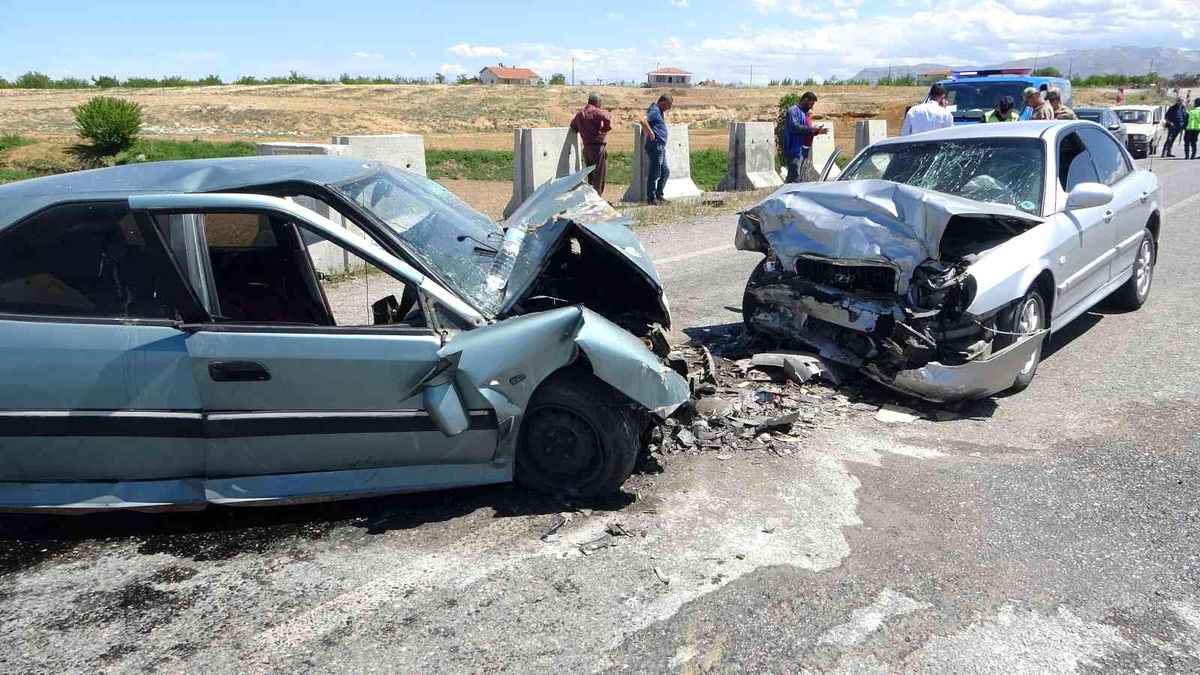 Son dakika haberi | Kafa kafaya çarpışan araçlar hurdaya döndü: 1'i ağır 2 yaralı