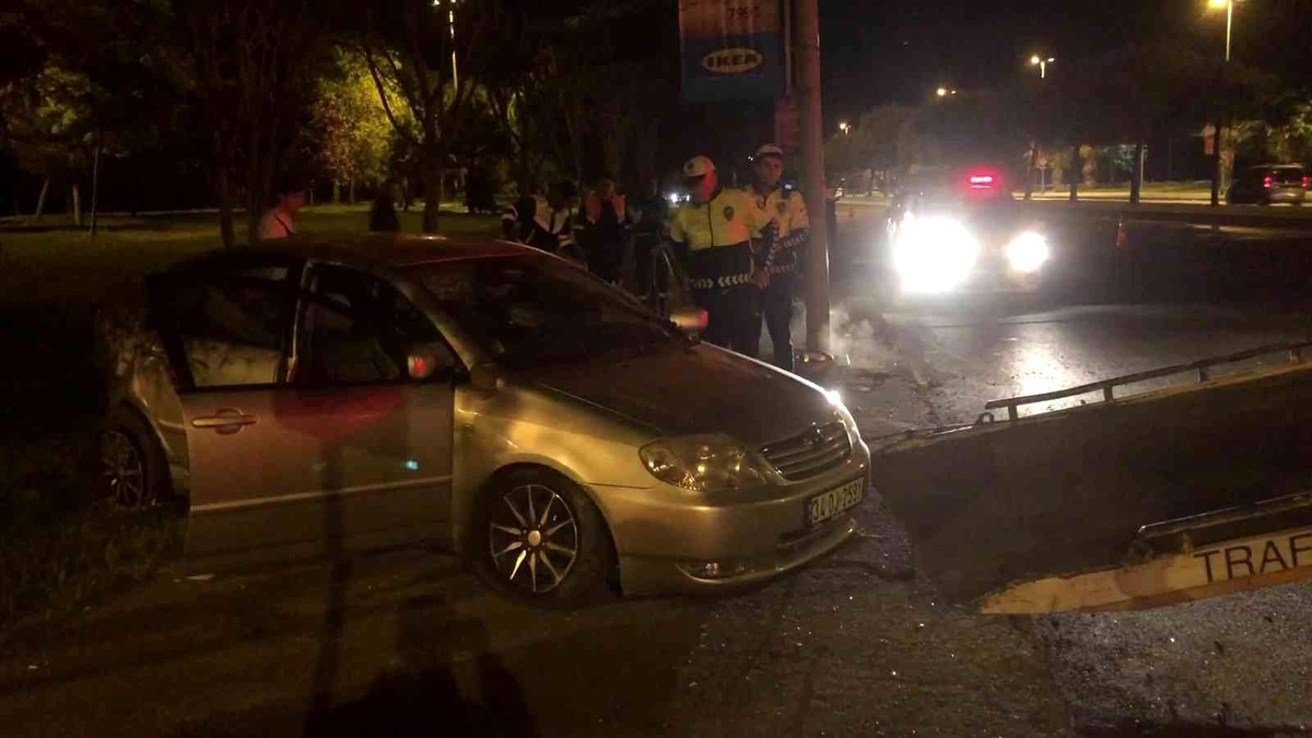 Kartal\'da aydınlatma direğine çarpan otomobil kaldırıma çıktı: 2 yaralı