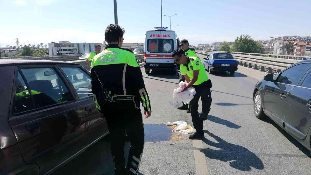 Son dakika haberi | Kaza yapan araçtan yola dökülen yağı trafik polisi toz dökerek kapatmaya çalıştı