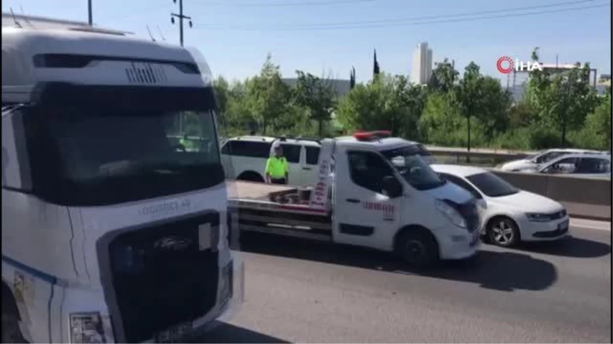 Son dakika haberi | Kocaeli\'de zincirleme kaza: Kamyonetin altında kalan otomobilin sürücü yaralandı