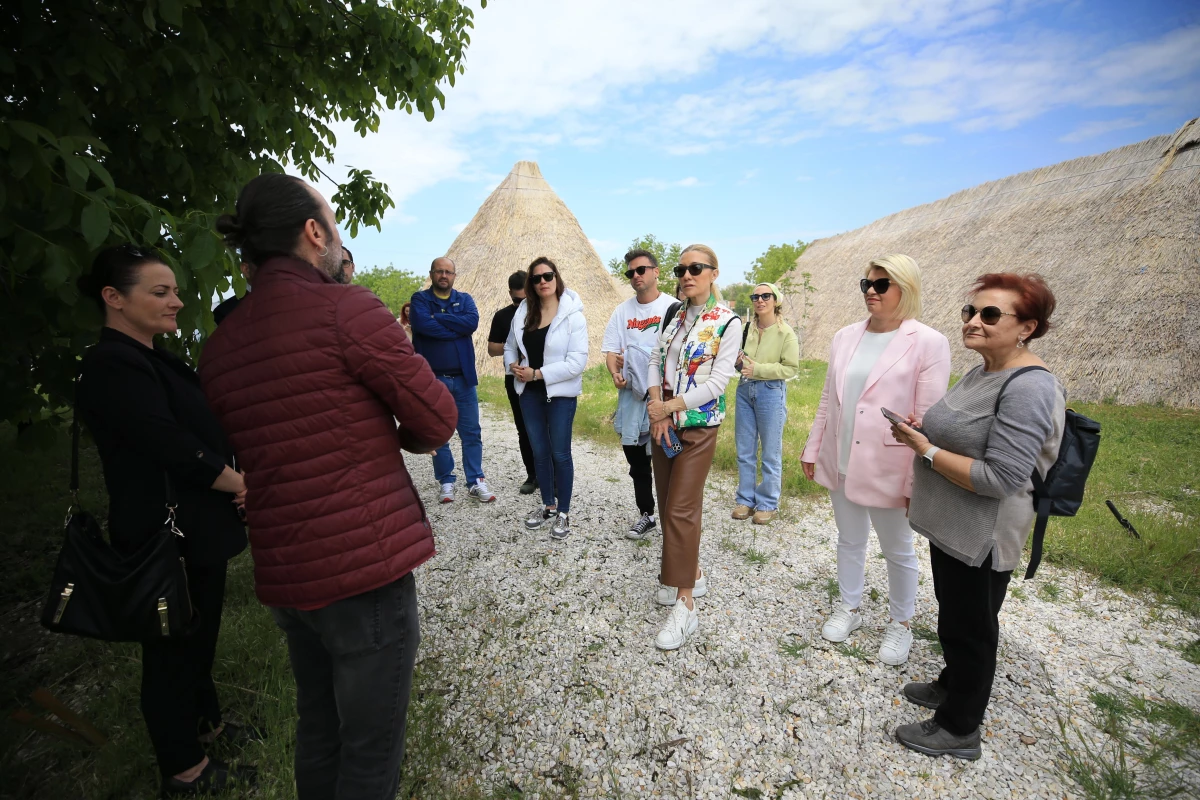 Kültür ve Turizm Bakanı Ersoy\'un eşi Pervin Ersoy, Aşağıpınar ören yerini gezdi