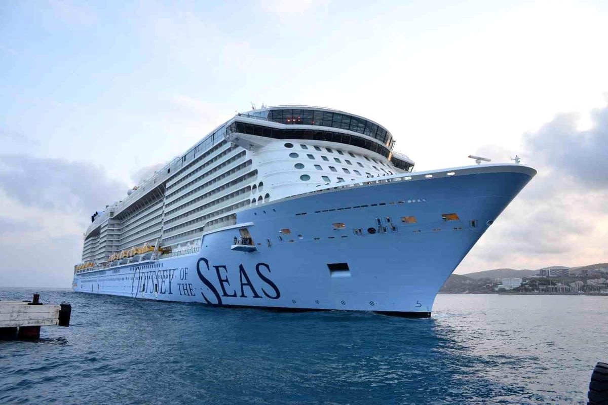 Kuşadası, Türkiye limanlarına gelen en büyük yolcu gemisi Odyssey of the Seas'i ağırladı