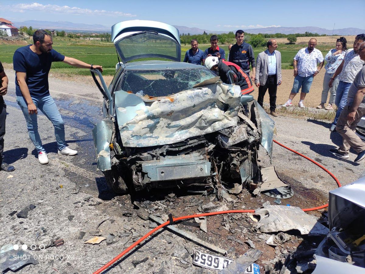 Malatya'da iki otomobilin çarpışması sonucu 2 kişi yaralandı