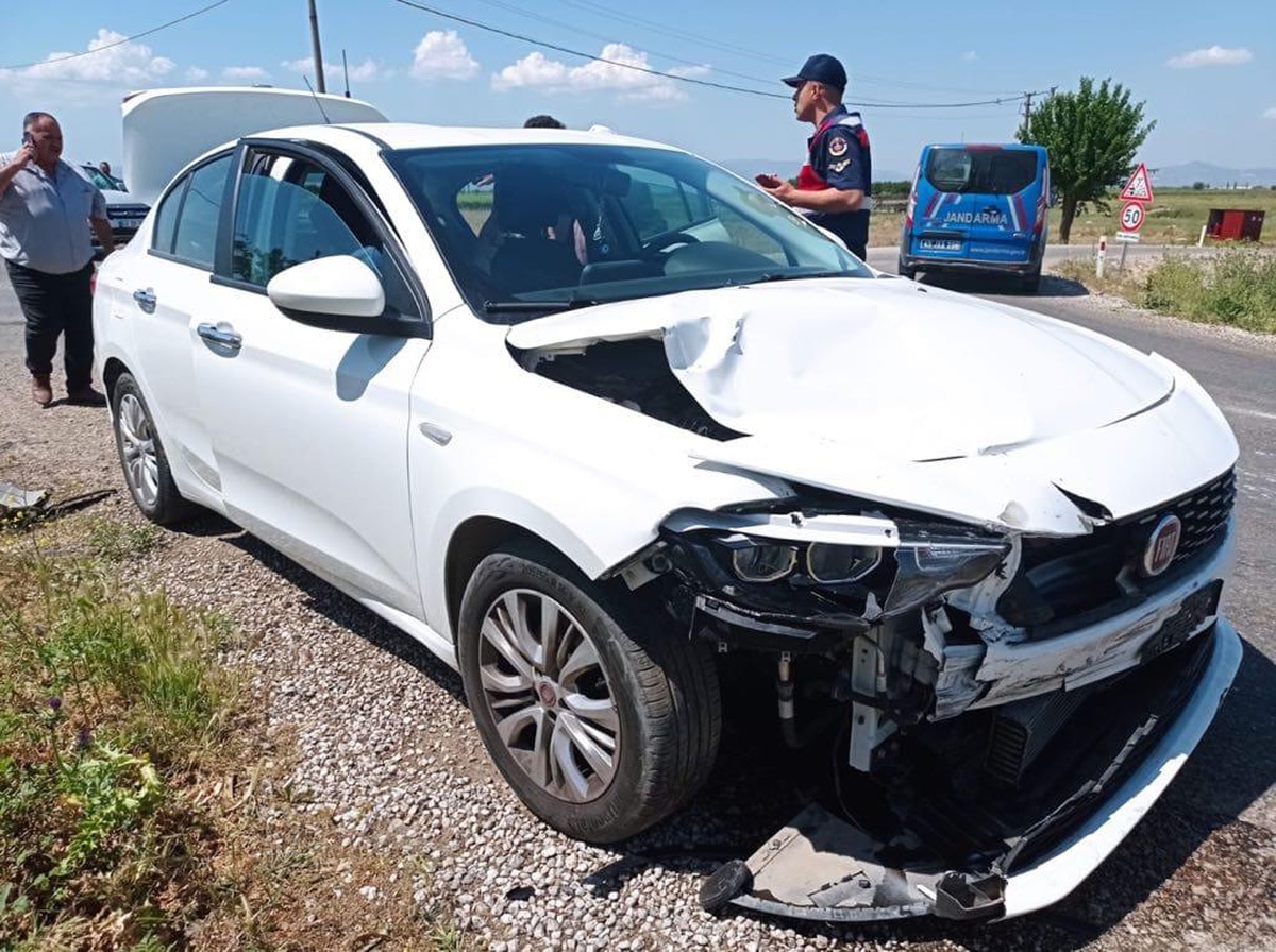 Manisa\'da otomobil ile motosikletin çarpıştığı kazada 3 kişi yaralandı