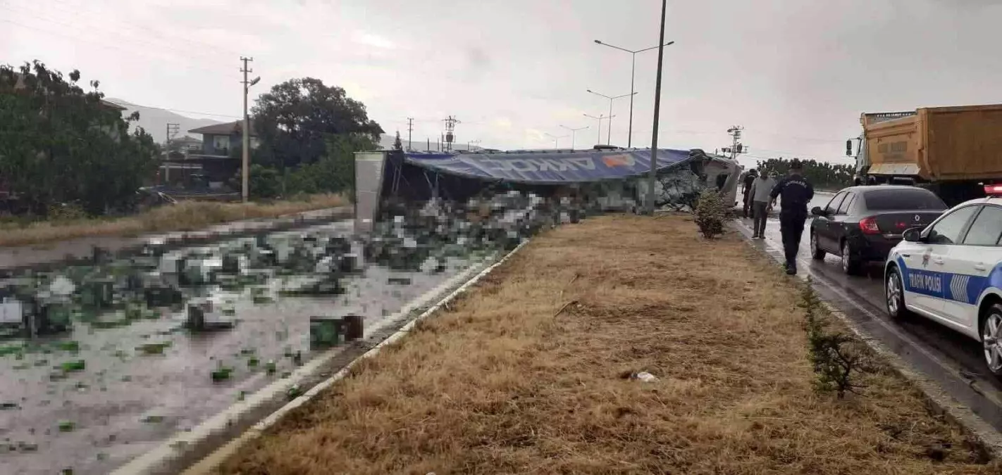 Manisa\'da tır devrildi, alkol yüklü kutular yola saçıldı