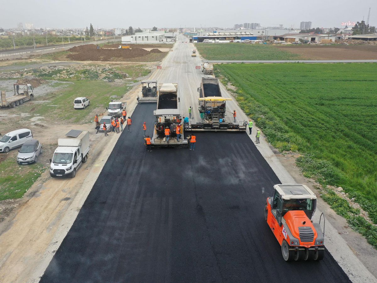 Mersin Büyükşehir, Ticari Alanlarda Yol Yenileme Çalışmalarını Sürdürüyor