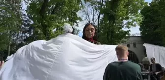 Mülteci çocukların simgesi kukla Küçük Amal, Ukrayna'da