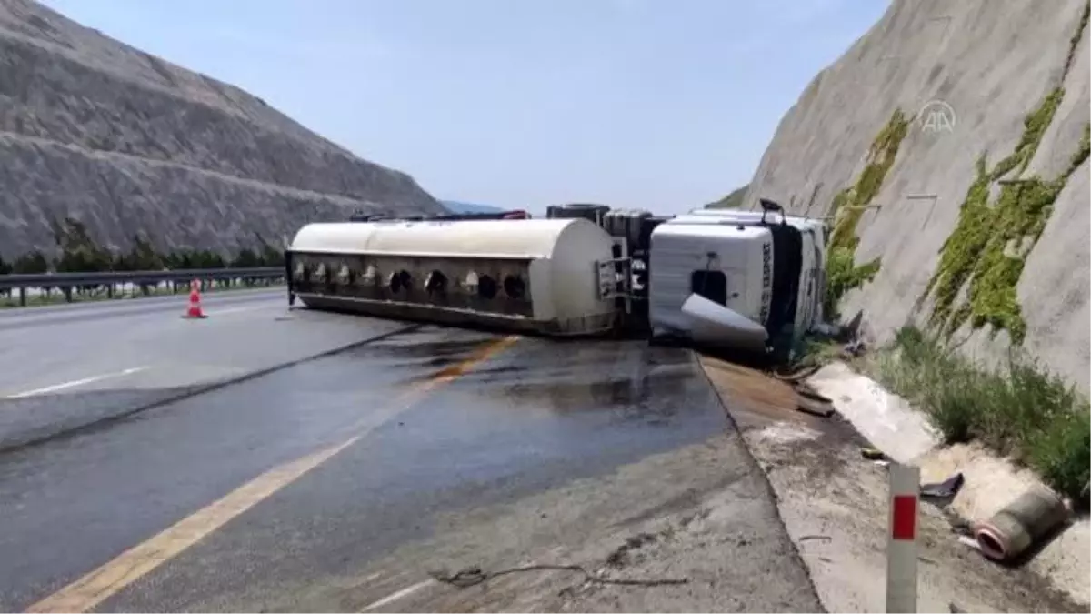 Otoyolda devrilen tankerin sürücüsü yaralandı