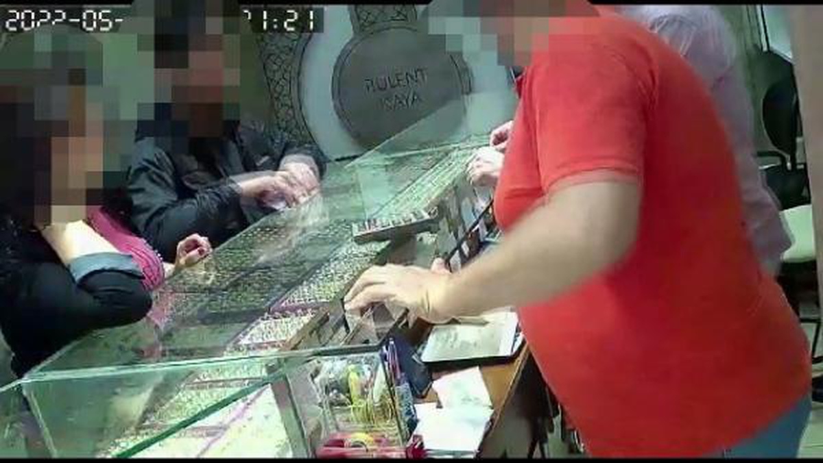 Sahte dolarları kuyumcularda bozdurmaya çalışırken suçüstü yakalandılar