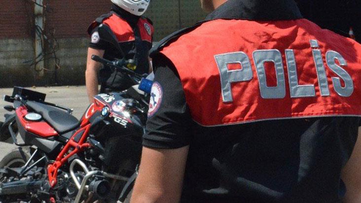 Şüpheli araç kovalayan motosikletli polis memurları tıra çarptı!