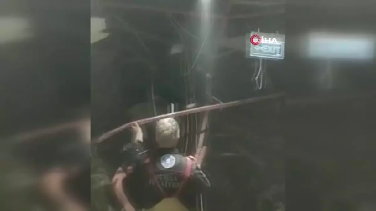 Tavanı çöken AVM'de AFAD ekipleri çalışmalara devam ediyor