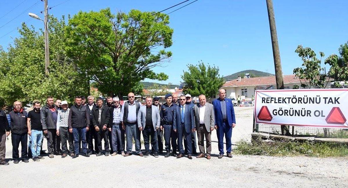 Trafik kazalarını önlemek amaçlı traktörlere reflektör takıldı