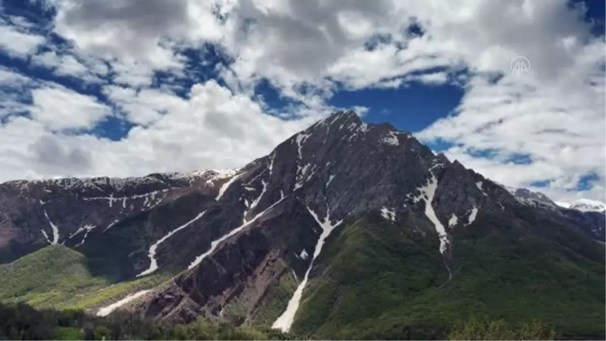 Tunceli\'nin yaylalarında ilkbahar ve kış manzaraları bir arada