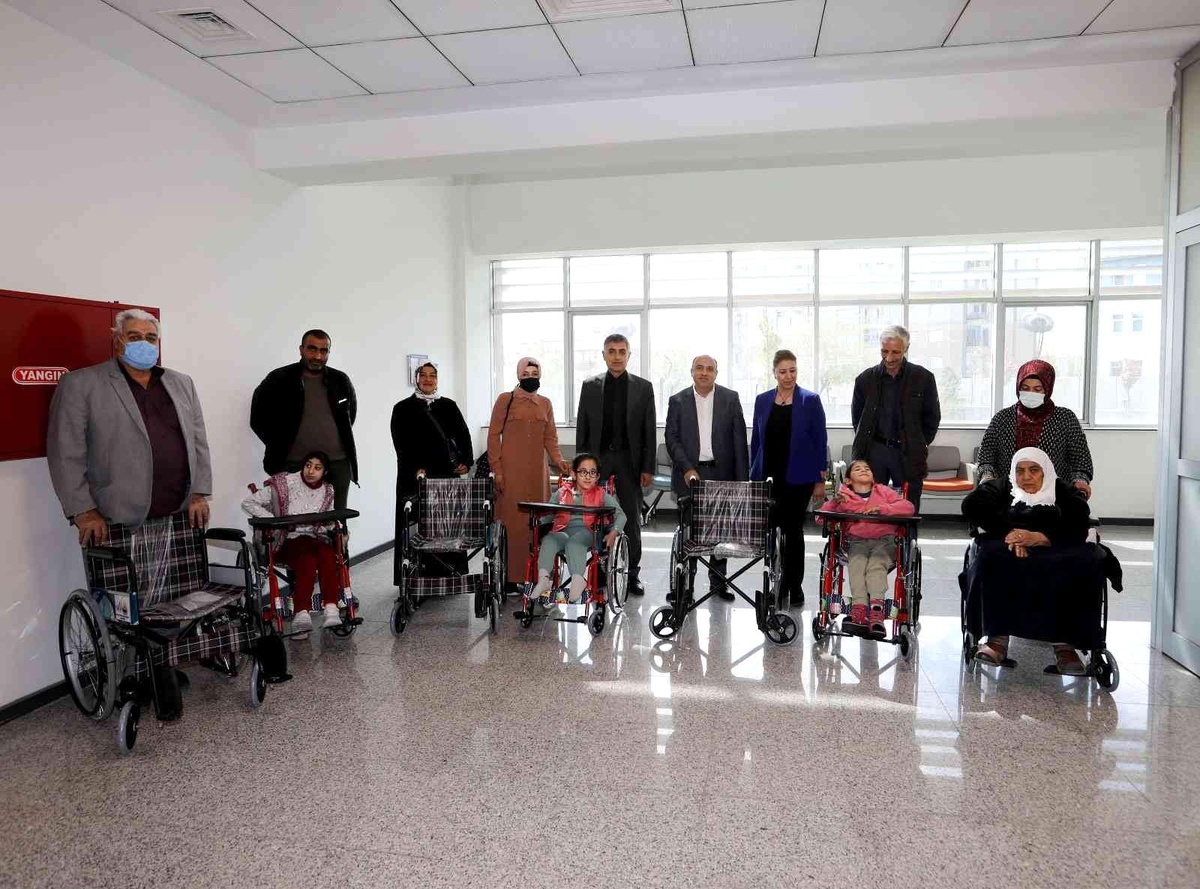Van Büyükşehir Belediyesi 7 engelliye tekerlekli sandalye hediye etti
