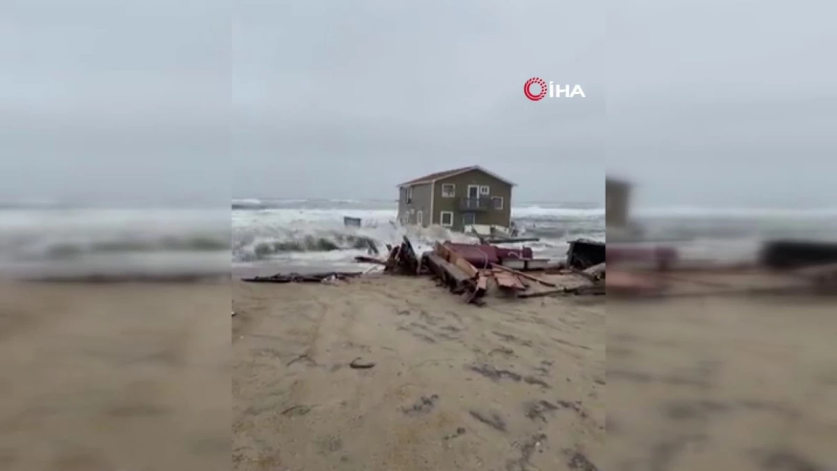 ABD\'de yazlık ev, kıyı erozyonunda dalgalara kapıldı