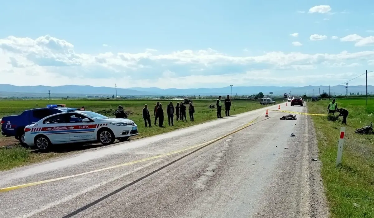 Son dakika haberi! Afyonkarahisar\'da otomobil ile motosikletin çarpıştığı kazada 1 kişi öldü