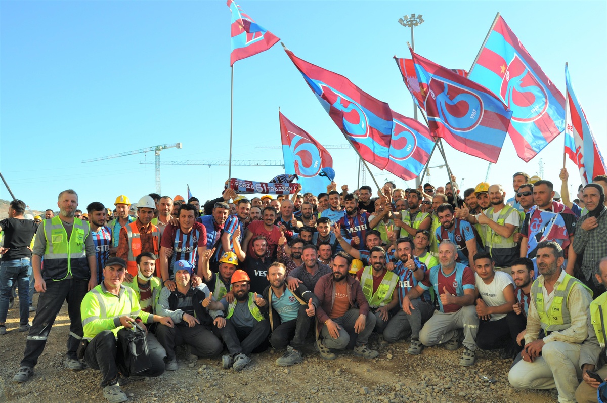 Akkuyu NGS inşaatında çalışan işçiler Trabzonspor\'un şampiyonluğunu kutladı