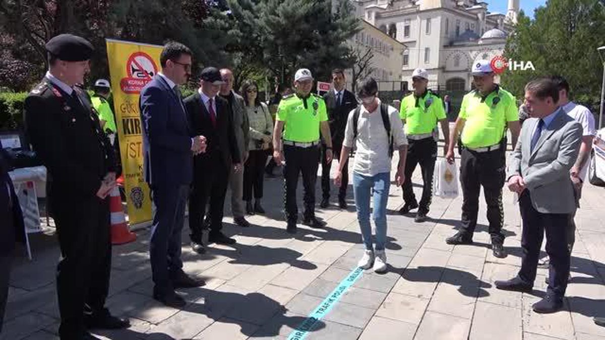 Alkol almadan sarhoş eden simülasyon gözlüğüyle demene yapan vatandaşlar, yürümekte güçlük çektiler